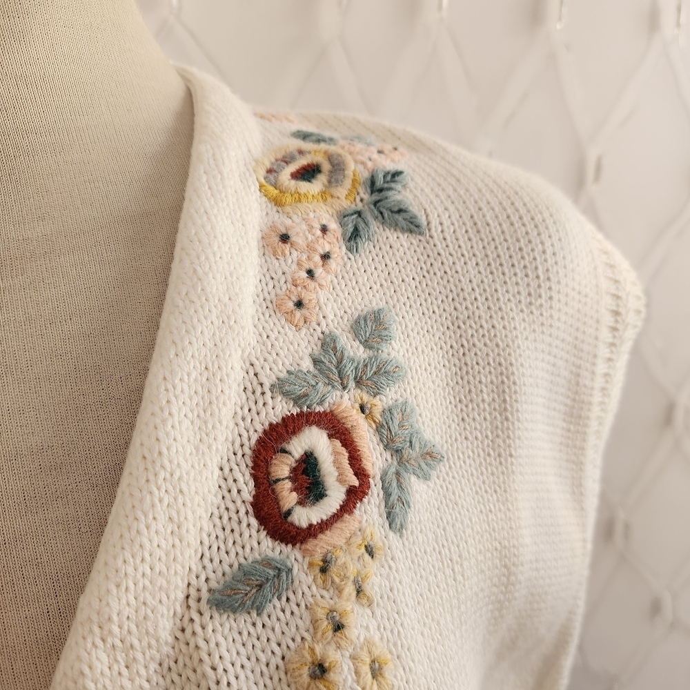 °Vintage Knit Sweater Vest • Beautiful Embroidery • by Chaus • Size Medium - Picture 2 of 8